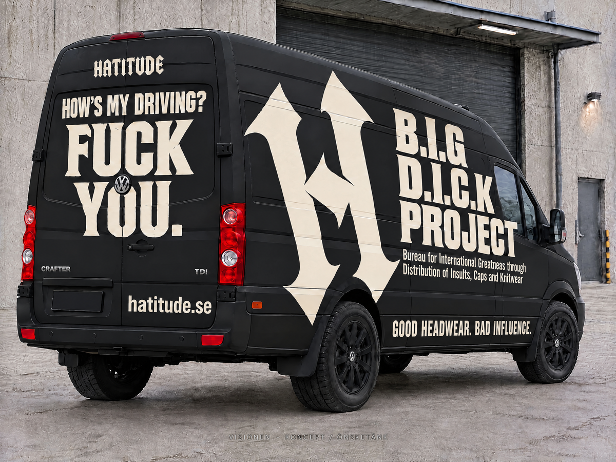 VISIONEN — godkänt koncept: mattsvart Hatitude Crafter med HOW’S MY DRIVING? FUCK YOU., hatitude.se, stort sidoprojektnamn och full namnförklaring. GOOD HEADWEAR. BAD INFLUENCE. på tröskeln. Registreringsskylt täckt. Helt skapad i Runway.