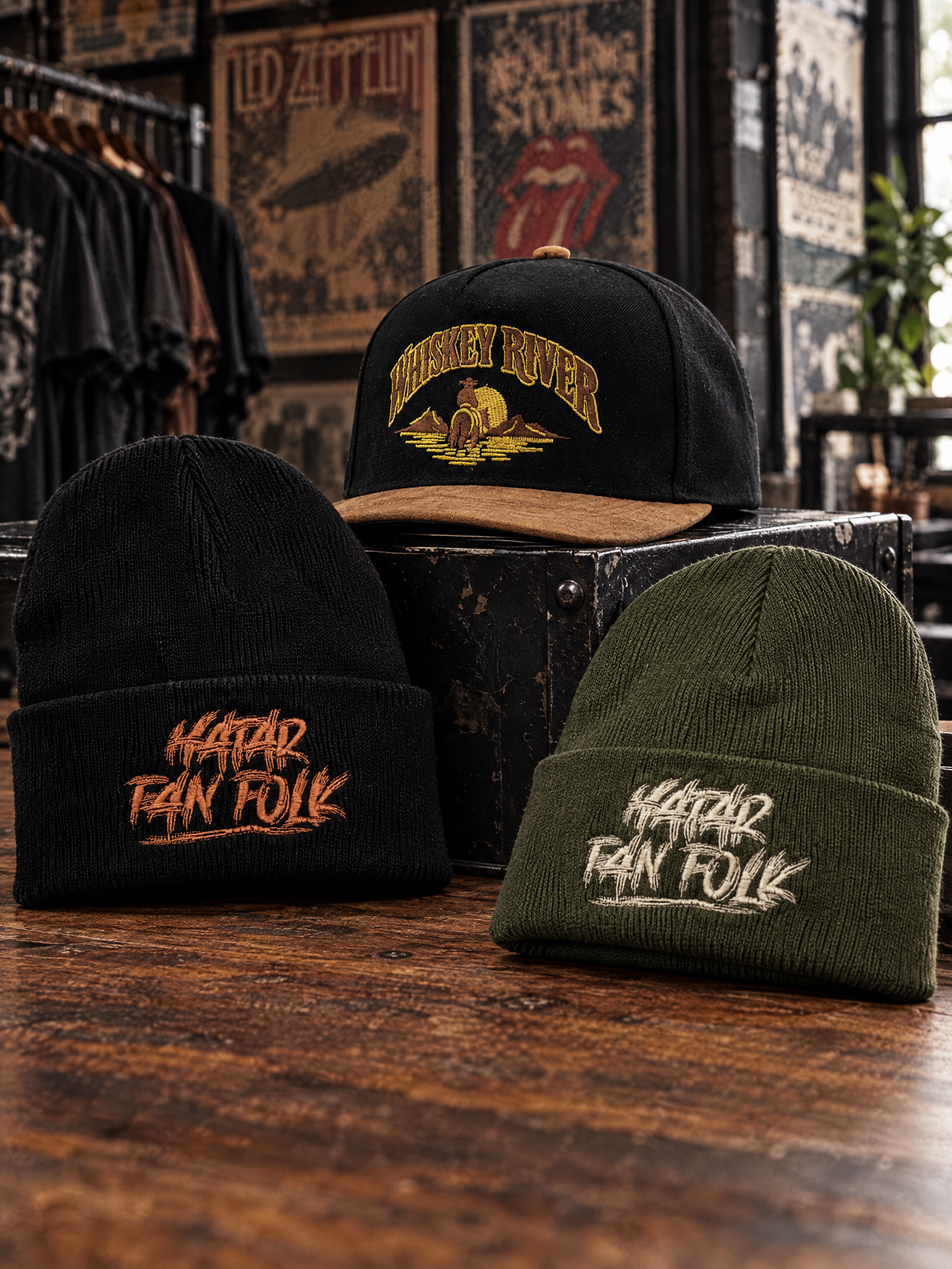 Hatitude-luer og Whiskey River-caps i en rocka butikkutstilling