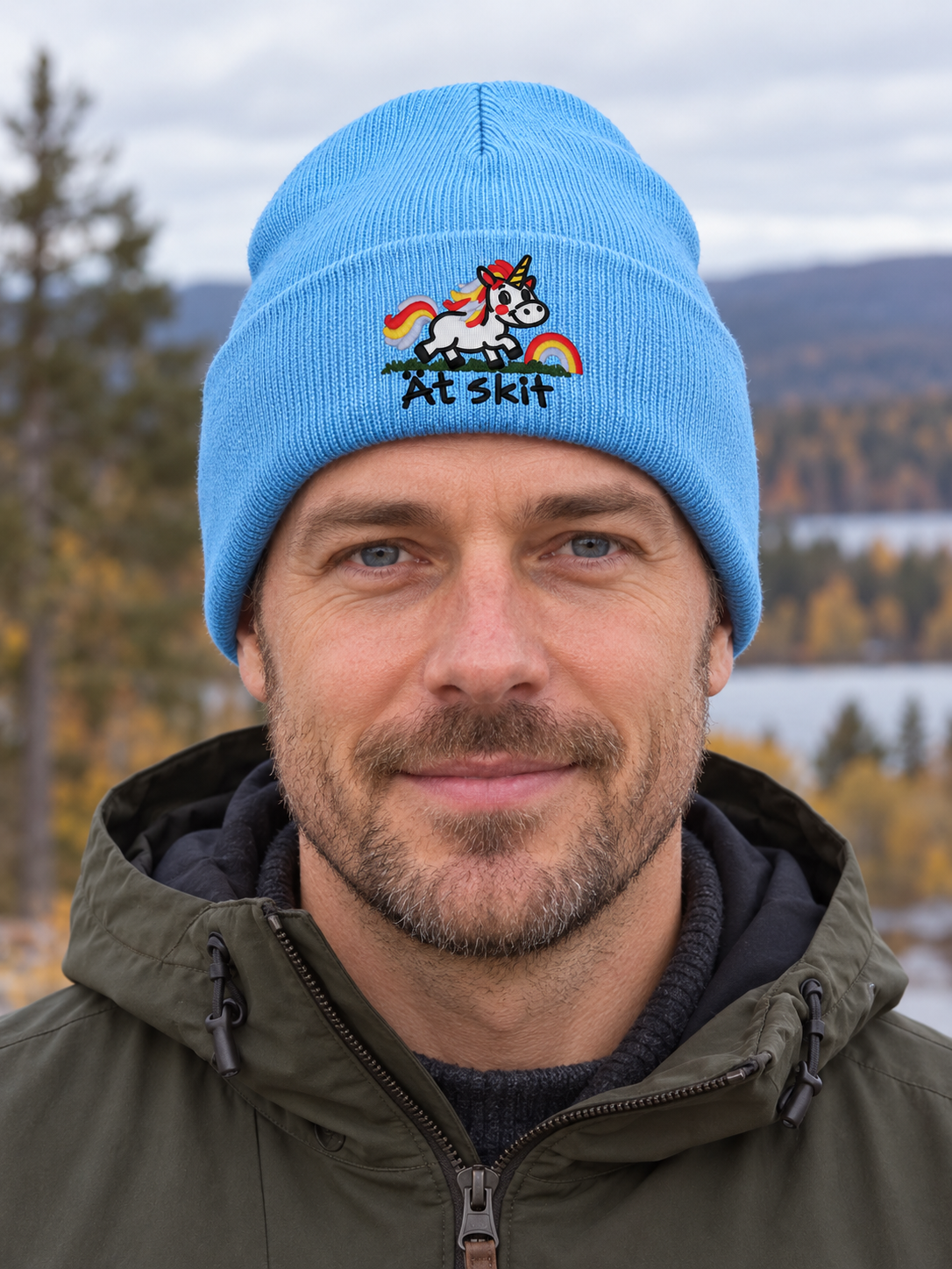 Ät skit – Hatitude Cuffed Beanie Baby Blue på modell