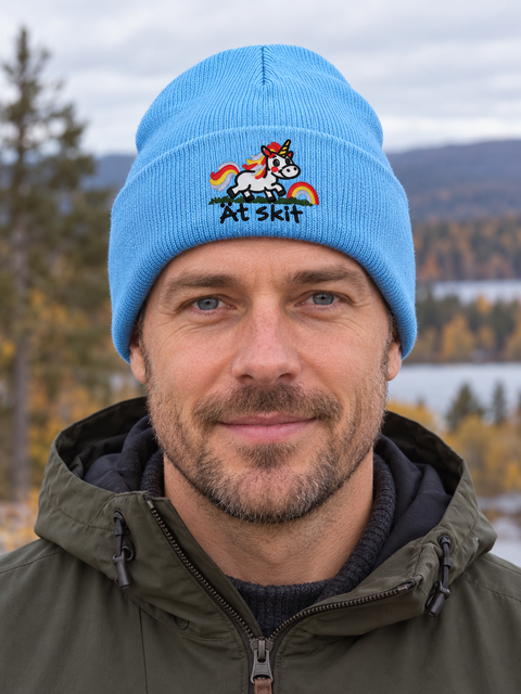 Ät skit – Hatitude Cuffed Beanie Baby Blue på modell