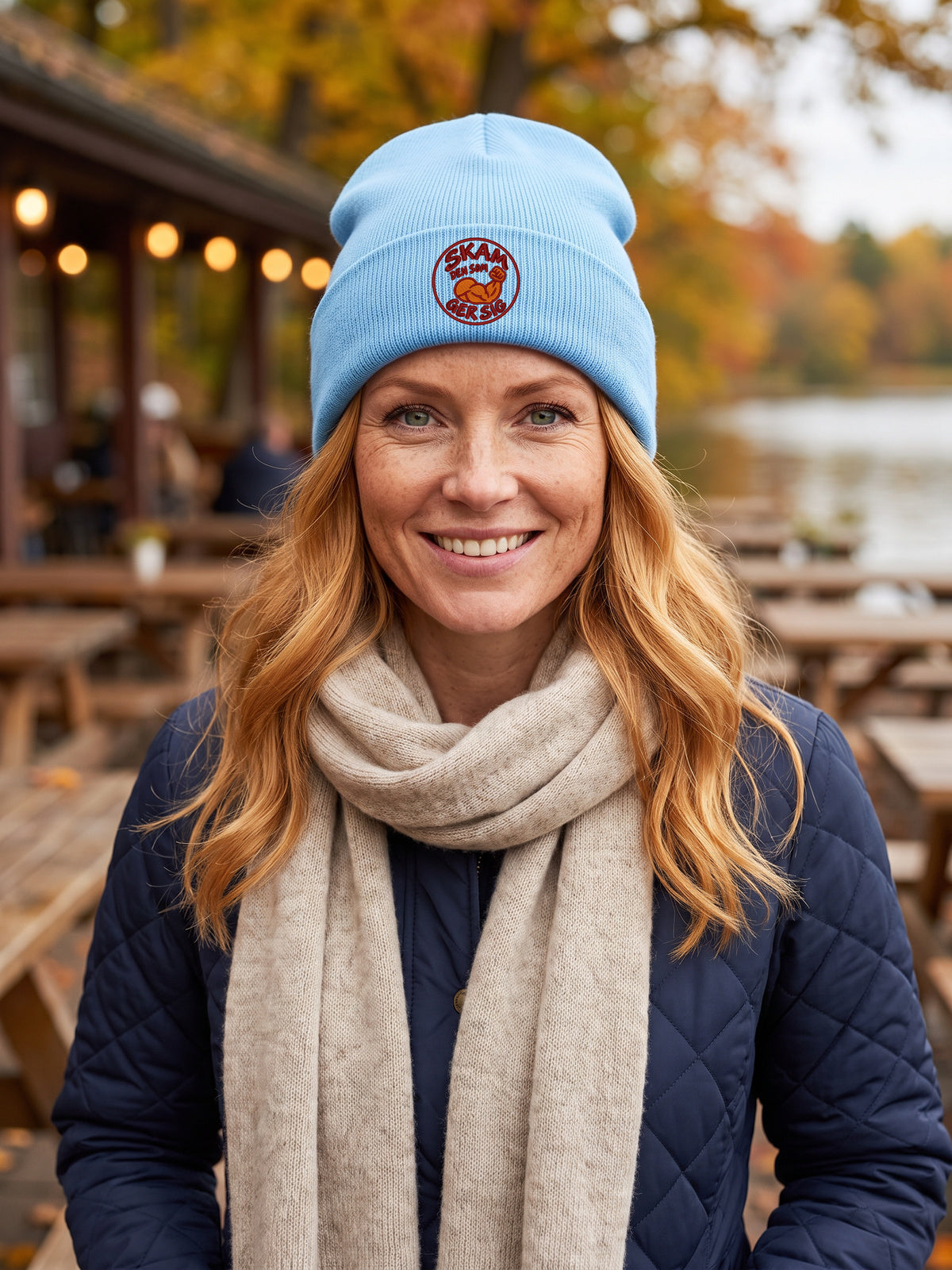 SKAM PERSON HCB-BBL-SKAM | Skam den som ger sig – Baby Blue Hatitude Cuffed Beanie | 5.92x5.92cm