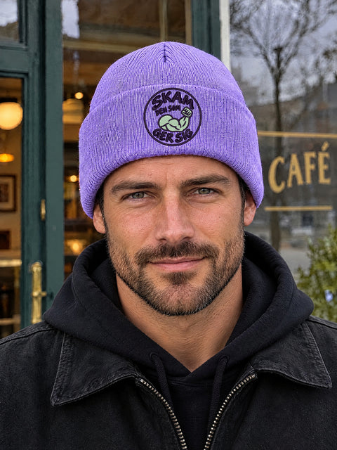 SKAM PERSON HCB-LAV-SKAM | Skam den som ger sig – Lavendel Hatitude Cuffed Beanie | 5.92x5.92cm