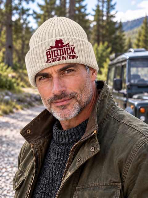 Big Dick Is Back In Town – Hatitude Oversized Cuffed Beanie Havre, på person