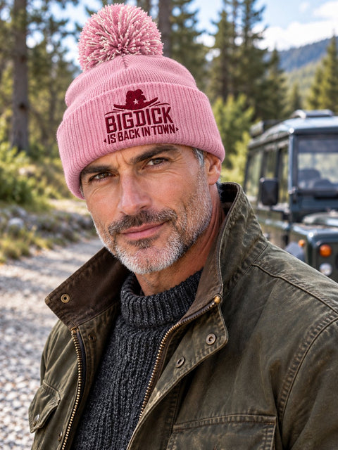 Big Dick Is Back In Town – Rosa Pom Pom Beanie, personbild