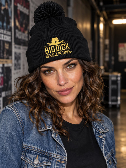 Big Dick Is Back In Town – Svart Pom Pom Beanie, personbild
