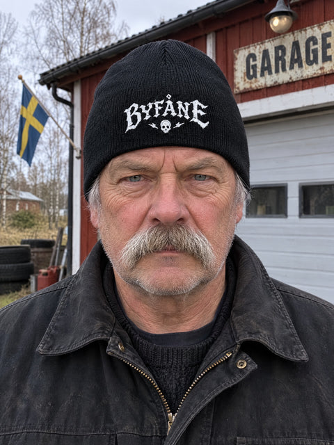 Byfåne – svart Hatitude Beanie utan uppvik på person