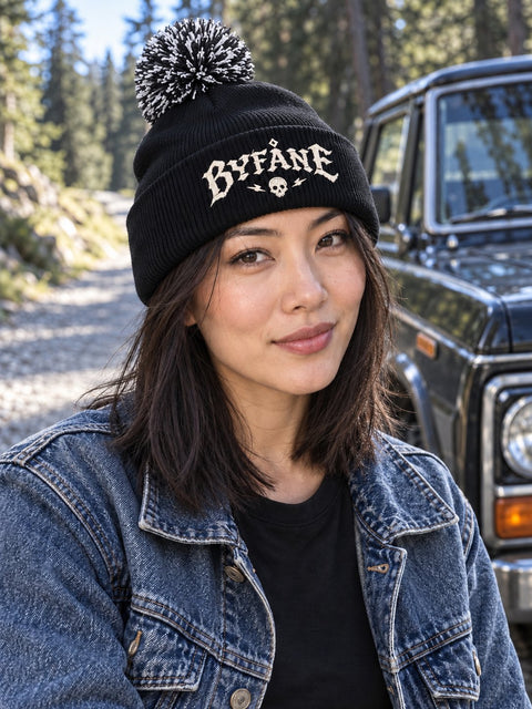 Byfåne – Svart Pom Pom Beanie, personbild
