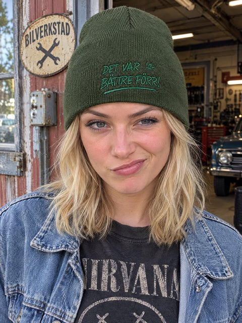 Det var bättre förr! på olivgrön Hatitude Beanie, buren av en yngre vuxen.