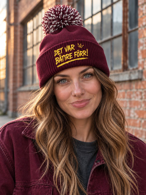 Det var bättre förr! – Vinröd Pom Pom Beanie, personbild