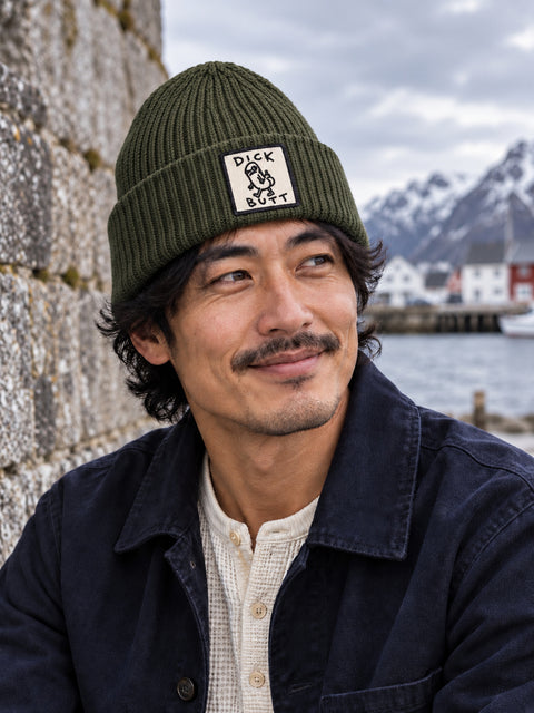 Dick Butt – Hatitude Oversized Cuffed Beanie Olivgrön, på person