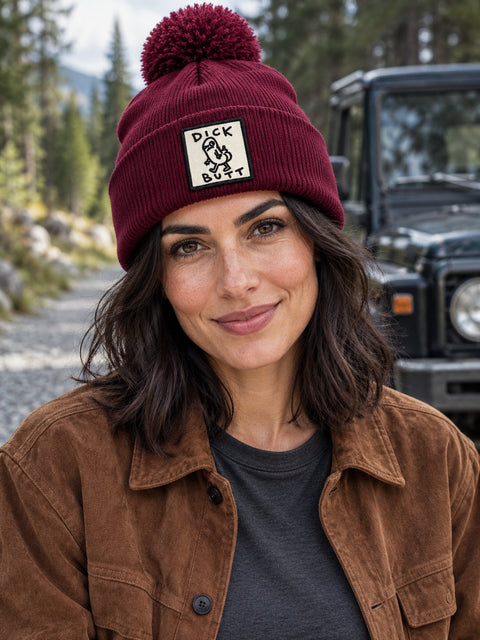 Dick Butt – Vinröd Pom Pom Beanie, personbild