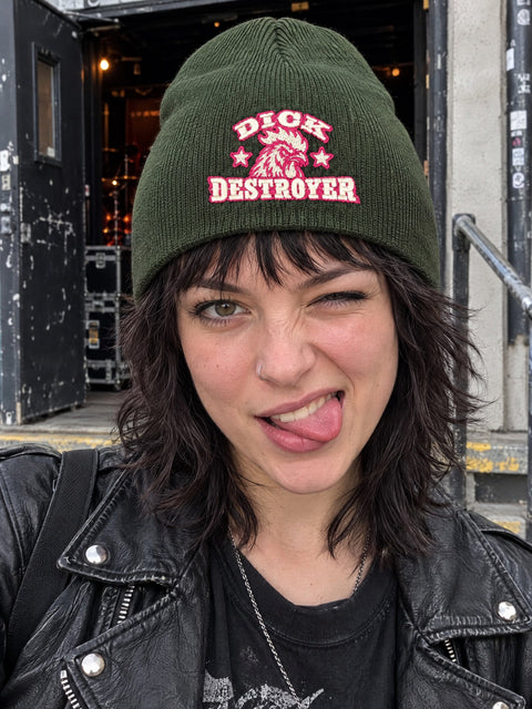 Dick Destroyer på olivgrön Hatitude Beanie, buren av en yngre vuxen.