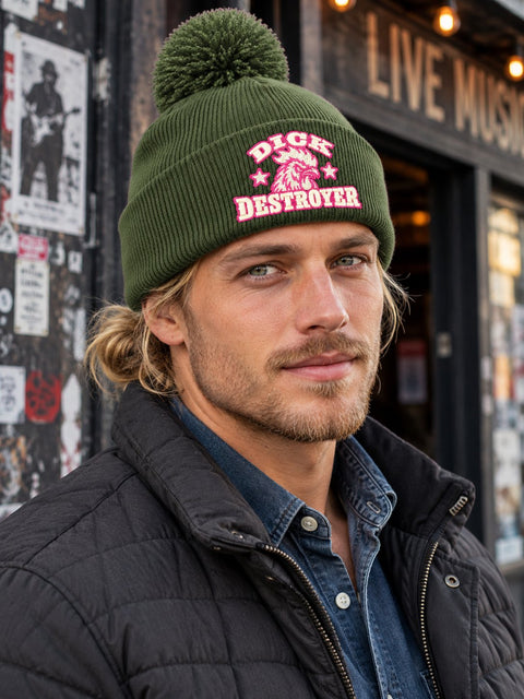 Dick Destroyer – Mossgrön Pom Pom Beanie, personbild