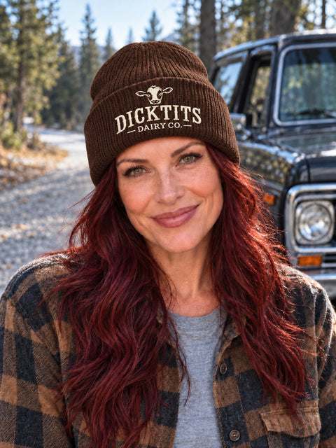 Dicktits Dairy Co. – Hatitude Oversized Cuffed Beanie Valnöt, på modell