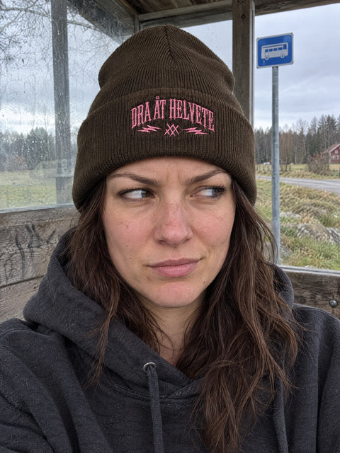 Dra åt helvete – brun Cuffed Beanie på person.