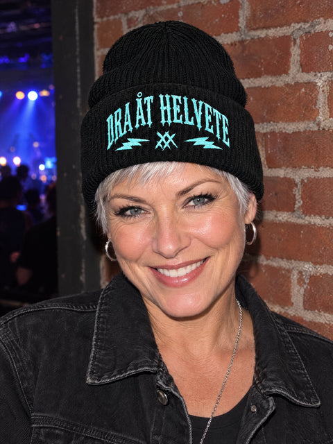 Dra åt helvete – Hatitude Oversized Cuffed Beanie Svart, på modell