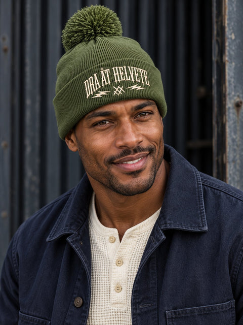 Dra åt helvete – Mossgrön Pom Pom Beanie, personbild