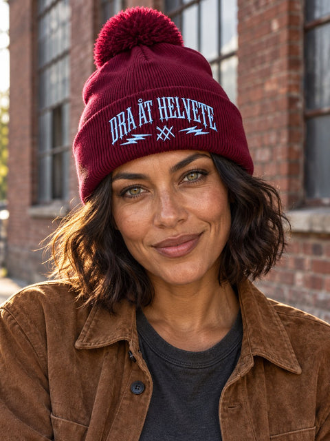Dra åt helvete – Vinröd Pom Pom Beanie, personbild