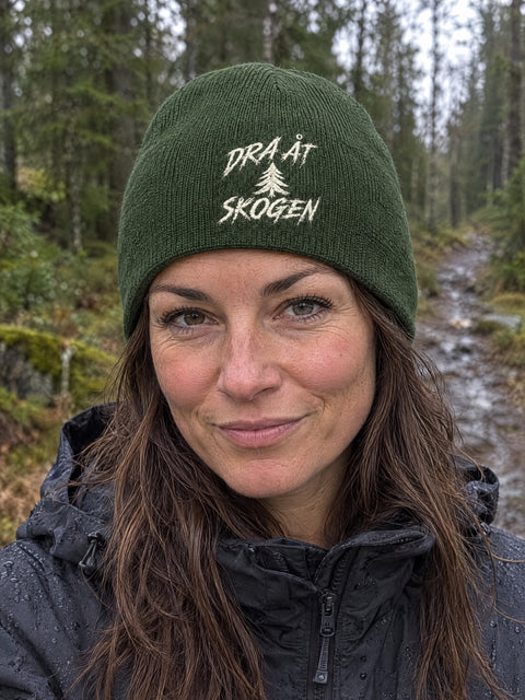 Dra åt skogen – olivgrön Hatitude Beanie utan uppvik på person