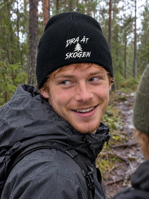 Dra åt skogen på svart Hatitude Beanie, buren av en yngre vuxen.