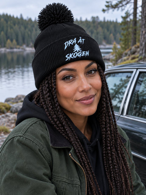 Dra åt skogen – Svart Pom Pom Beanie, personbild