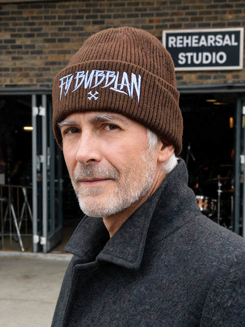 Fy bubblan – Hatitude Oversized Cuffed Beanie Valnöt, på modell