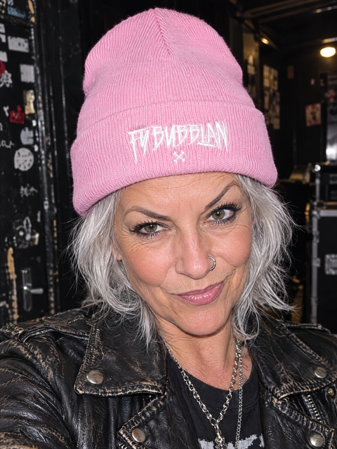 Fy bubblan – rosa lue med hvitt broderi på modell