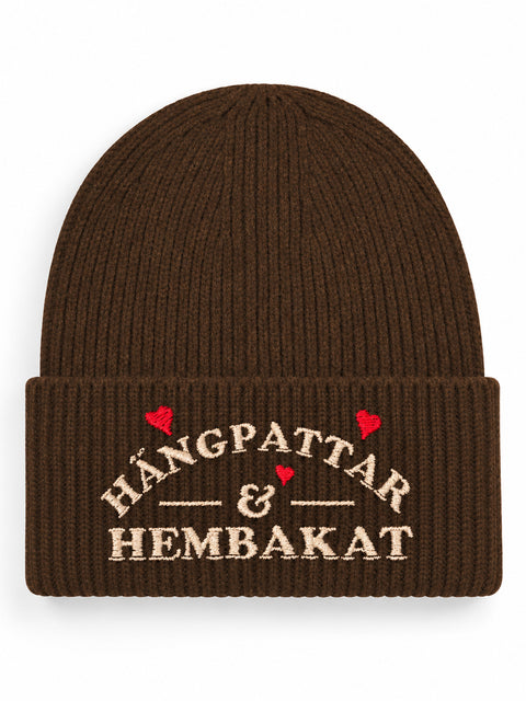 Hängpattar & Hembakat – Hatitude Oversized Cuffed Beanie Valnöt, brodyr framifrån