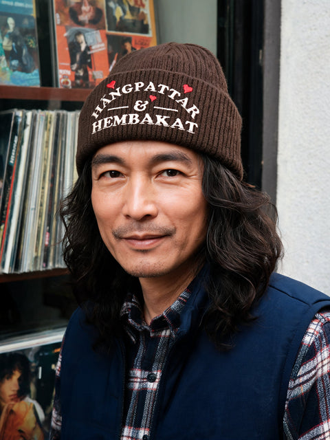 Hängpattar & Hembakat – Hatitude Oversized Cuffed Beanie Valnöt, på modell