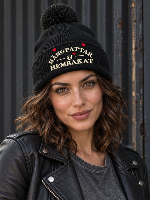 Hängpattar & Hembakat – Svart Pom Pom Beanie, personbild