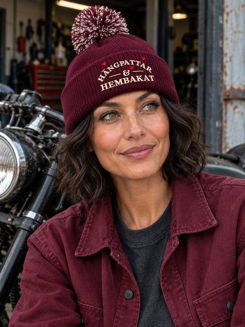 Hängpattar & Hembakat – Vinröd Pom Pom Beanie, personbild
