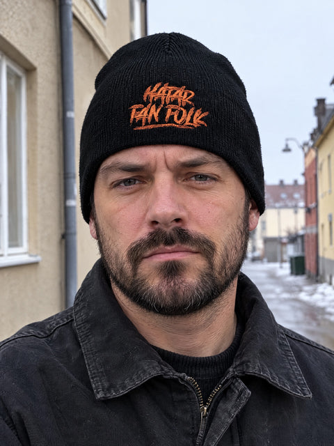 Hatar fan folk – svart Hatitude Beanie utan uppvik på person