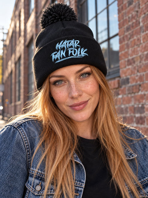 Hatar fan folk – Svart Pom Pom Beanie, personbild