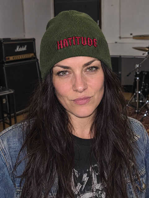 Hatitude – olivgrön Hatitude Beanie utan uppvik på person