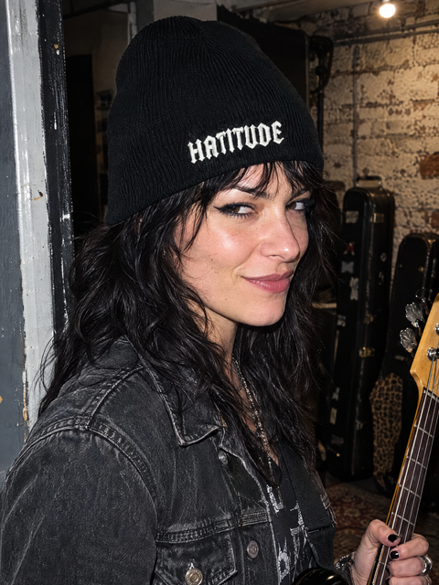 Svart Hatitude Beanie uten oppbrett med offwhite broderi – på modell