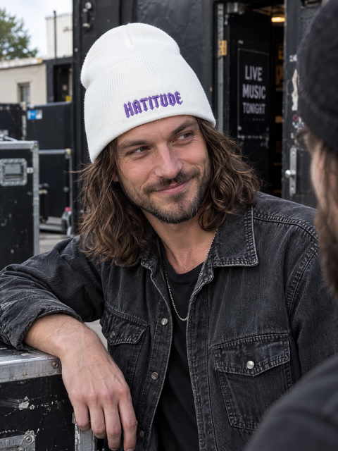 Hvit Hatitude Beanie uten oppbrett med lilla broderi – på modell