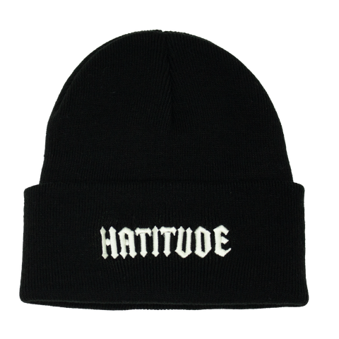Hatitude svart lue med offwhite HATITUDE-broderi foran