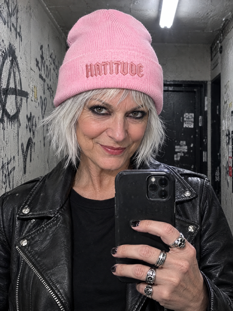 Rosa Hatitude-lue på en punkkvinne vid en livescen