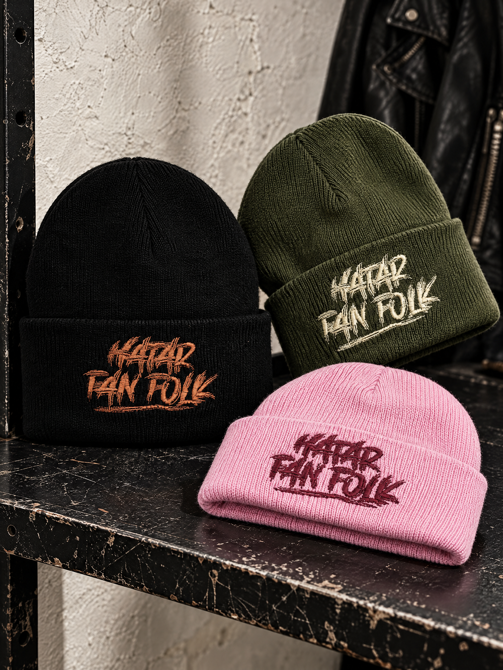 Hatitude-luer i svart, olivengrønt og rosa på en slitt butikkhylle