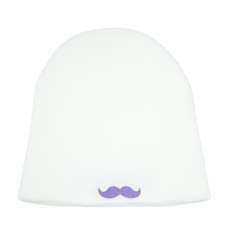 Hvit Hatitude Beanie uten oppbrett – lilla bartbroderi bak