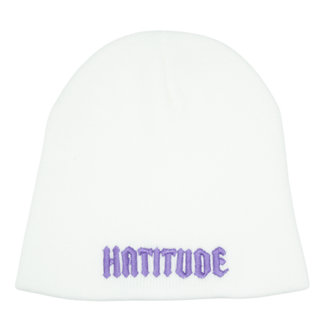 Hvit Hatitude Beanie uten oppbrett – lilla HATITUDE-broderi foran