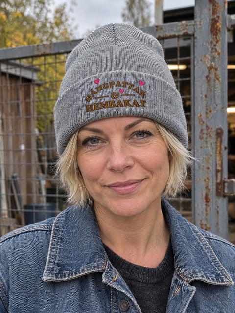 HOH PERSON 1050x537 – Hängpattar & Hembakat, Heather Grey, Hatitude Cuffed Beanie. Brodyr 10,5 cm bred.