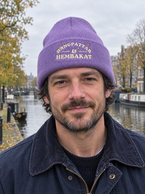 HOH PERSON 1050x537 – Hängpattar & Hembakat, Lavendel, Hatitude Cuffed Beanie. Brodyr 10,5 cm bred.