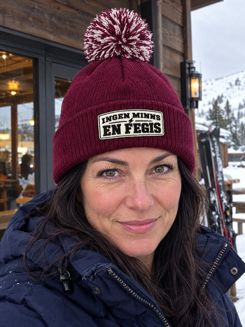 Ingen minns en fegis – Vinröd Hatitude Snowstar på person