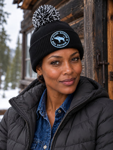 Killed Nothing Hunting Club – Svart Pom Pom Beanie, personbild