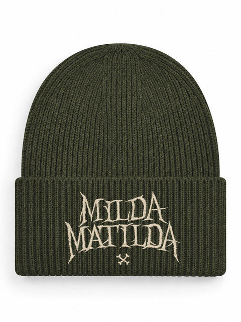 Milda Matilda – Hatitude Oversized Cuffed Beanie Olivgrön, brodyr framifrån