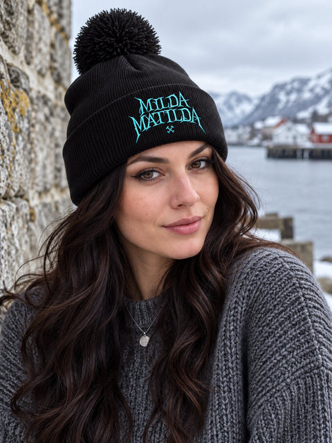 Milda Matilda – Svart Pom Pom Beanie, personbild