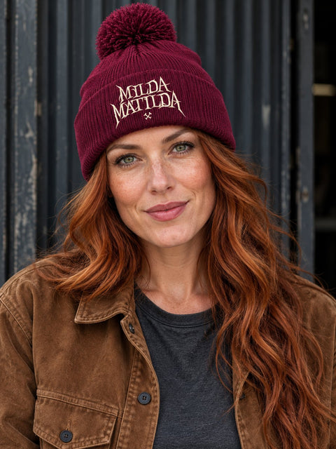 Milda Matilda – Vinröd Pom Pom Beanie, personbild