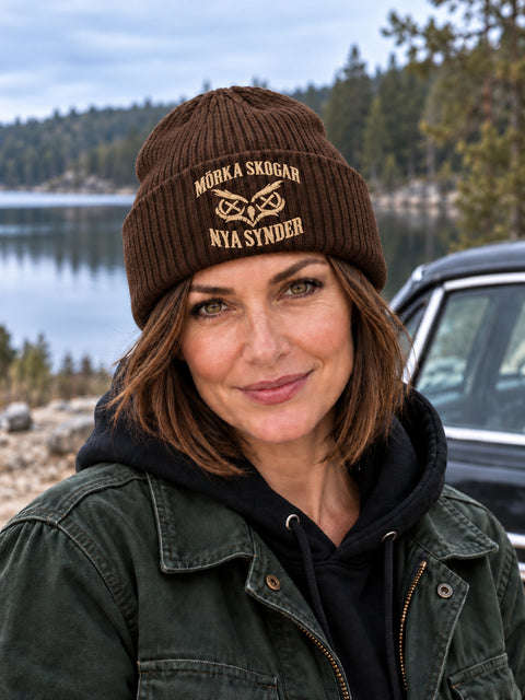 Mörka skogar, nya synder – Hatitude Oversized Cuffed Beanie Valnöt, på modell
