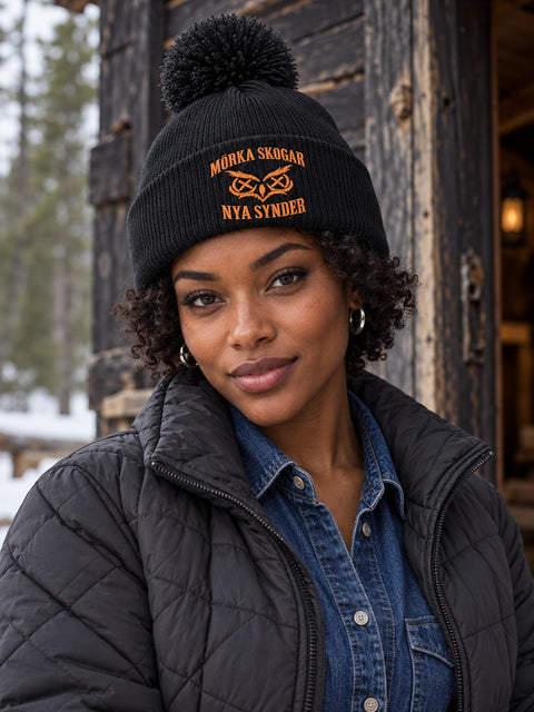 Mörka skogar, nya synder – Svart Pom Pom Beanie, personbild